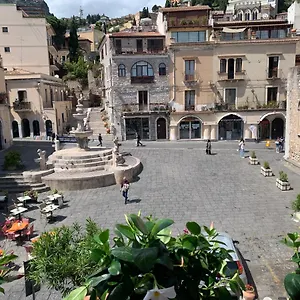 casa-antica-savoia.taorminaitalyhotels.com/